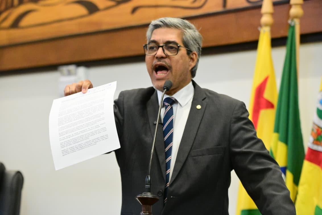 Edvaldo Magalhães discursando na tribuna da Assembleia Legislativa do Acre