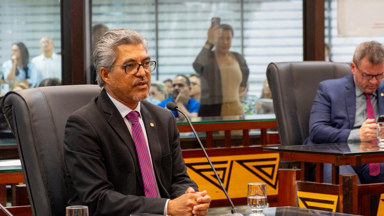 Edvaldo Magalhães em sessão na Assembleia Legislativa