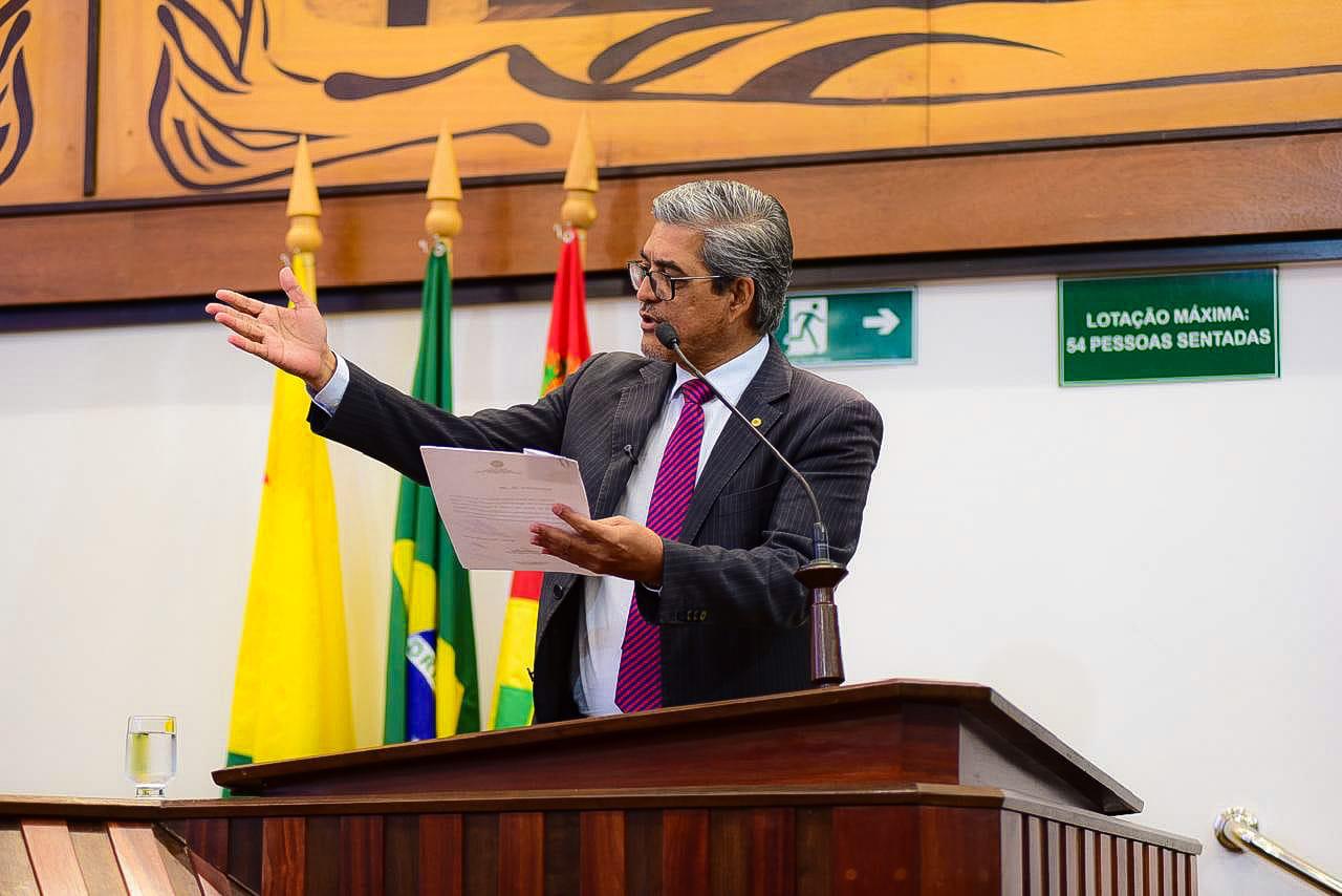 Edvaldo Magalhães discursando na tribuna da Assembleia Legislativa