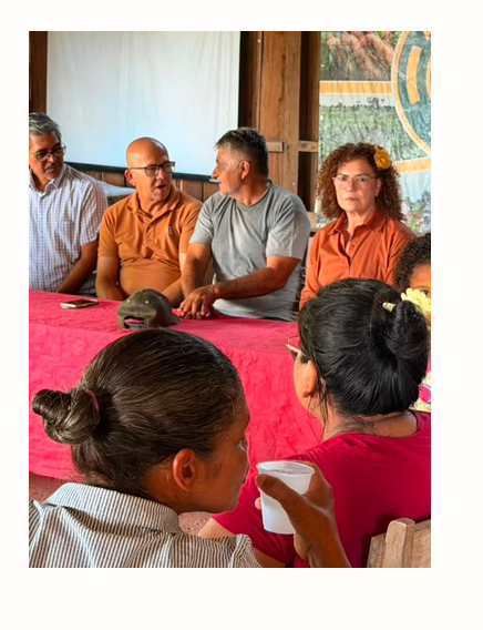 Edvaldo Magalhães em reunião com moradores de comunidade do Acre