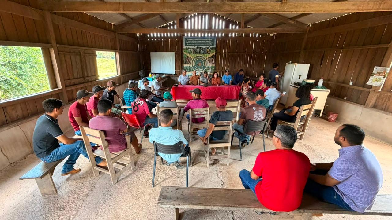 Assembleia de agricultores familiares em barracão comunitário